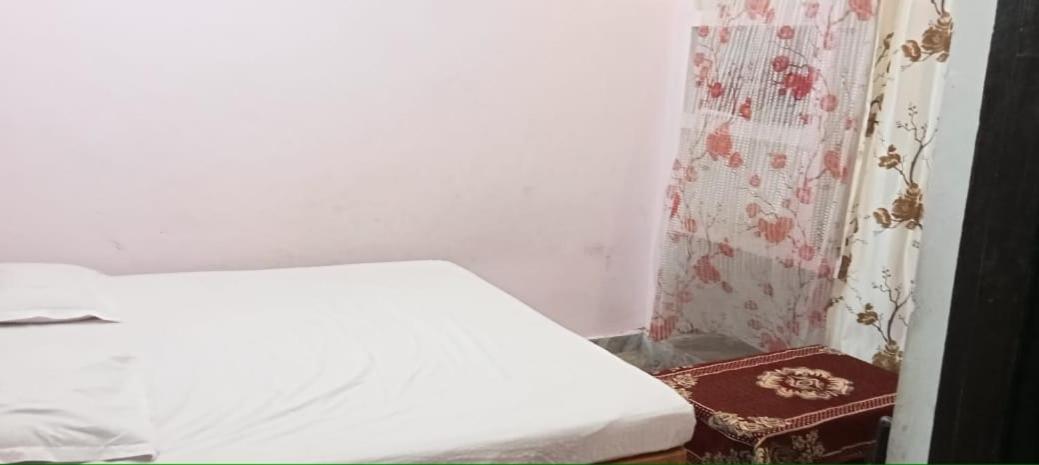 ホテル Vaibhav Sadan Dharmsala Ayodhya エクステリア 写真